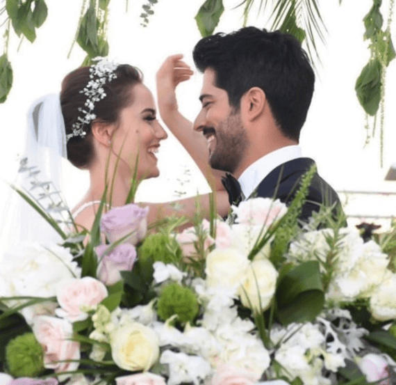 Burak Özçivit & Fahriye Evcen Evlendi, Gelinlik Olay Oldu